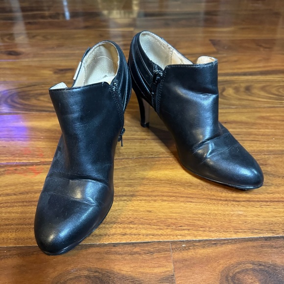 Unisa Black 2” Heeled Booties Classic Leather Elegance - Picture 1 of 8